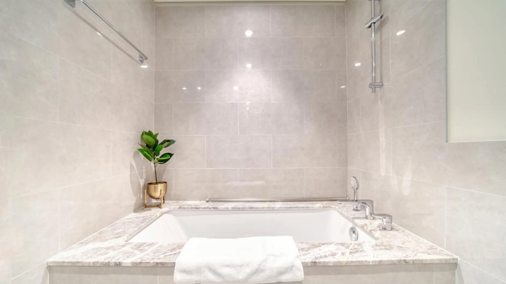 Forte 2, Downtown Dubai - Mint Stay United Arab Emirates